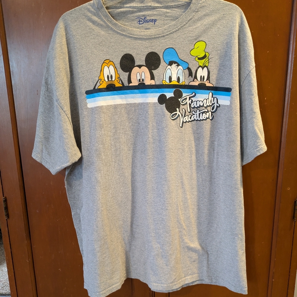 Disney Characters Family Vacation Gray T-Shirt Unisex